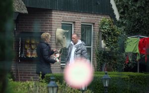 24-04-2008 SHOWBIZZ; GEEN FILE MAAR HUWELIJKSPROBLEMEN VOOR RON BOSZHARD. Presentator Ron Boszhard verwees alle roddels over huwelijksproblemen naar het rijk der fabelen.Maar nu blijkt dat hij een huis heeft gehuurd in Weesp en daar van maandag tot vrijdag verblijfd. In het weekend vertroefd hij in het Noord Hollandse Sint Maarten bij zijn Gaby en kinderen Niels en Naomi. De moeder van Ron heeft aangeboden om als bemiddelaar op te treden in de huwelijkscrises van Gaby en Ron. We houden u op de hoogte van de miserabele huwelijks toestanden in Sint Maarten en Weesp.
foto: Albert den Iseger.