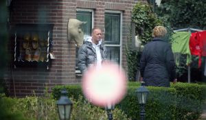 24-04-2008 SHOWBIZZ; GEEN FILE MAAR HUWELIJKSPROBLEMEN VOOR RON BOSZHARD. Presentator Ron Boszhard verwees alle roddels over huwelijksproblemen naar het rijk der fabelen.Maar nu blijkt dat hij een huis heeft gehuurd in Weesp en daar van maandag tot vrijdag verblijfd. In het weekend vertroefd hij in het Noord Hollandse Sint Maarten bij zijn Gaby en kinderen Niels en Naomi. De moeder van Ron heeft aangeboden om als bemiddelaar op te treden in de huwelijkscrises van Gaby en Ron. We houden u op de hoogte van de miserabele huwelijks toestanden in Sint Maarten en Weesp.
foto: Albert den Iseger.
