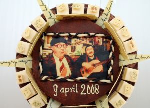 17-04-2008 SHOWBIZZ; ANDRE VAN DUIN SCHILDERDE SAMEN MET ANTON HEYBOER. Een bizarre herinnering heeft Andre van Duin aan Anton Heyboer. Anton Heyboer is al drie jaar dood en het filmpje twaalf jaar oud, maar de beelden van Andre van Duin die als Gerard van Bezij in Den Ilp samen met de excentrieke kunstenaar aan het schilderen gaat, vergeet niemand meer. Twaalf jaar na dato kreeg Andre in het Amstelveense Museum Jan van der Togt zijn eigen kunstwerk cadeau van de bruiden van Anton. Maria,Lotti, Marike, Joke en Petra.
foto: Albert den Iseger.