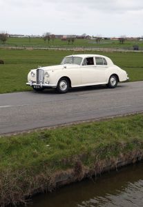 24-04-2008 SHOWBIZZ; FRANS EN MARISKA BAUER ZIJN ER NU ECHT KLAAR VOOR. De bruidstaart is ontworpen, hij is ook al geproefd, de auto is bekend en ze hebben er al een test ritje gemaakt, de kleding is klaar en de planning van 9 Mei is rond. Nu even rustig op adem komen want nog 15 dagen en dan is het zo ver: De bruiloft van het jaar 2008.
foto: Albert den Iseger.