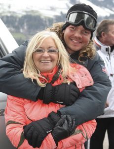9-04-2008 SHOWBIZZ; MUZIEK, FEESTEN, LACHEN, GENIETEN EN VEEL SNEEUW. Het was weer een groots feest voor de grootste familie van Nederland de Trosfamilie. Het Tros muziekfeest brengt je vanuit Westendorf een spetterend feest met het programma Blij dat ik glij en het  Muziekfeest in de sneeuw. De Tros gasten werden getrakteerd op oa. Frans Bauer- Thomas Berge - Wolter Kroes - Jan Smit - Charlene - Rene Froger - Corry Konings - Jeroen v.d.Boom en vele anderen. Wil je 2.5 uur  genieten van een gezellig avondje Tros met Nederlandse muziek kijk dan vrijdag 11 April naar Nederland 1.
foto: Albert den Iseger.