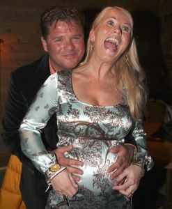 9-04-2008 SHOWBIZZ; MUZIEK, FEESTEN, LACHEN, GENIETEN EN VEEL SNEEUW. Het was weer een groots feest voor de grootste familie van Nederland de Trosfamilie. Het Tros muziekfeest brengt je vanuit Westendorf een spetterend feest met het programma Blij dat ik glij en het  Muziekfeest in de sneeuw. De Tros gasten werden getrakteerd op oa. Frans Bauer- Thomas Berge - Wolter Kroes - Jan Smit - Charlene - Rene Froger - Corry Konings - Jeroen v.d.Boom en vele anderen. Wil je 2.5 uur  genieten van een gezellig avondje Tros met Nederlandse muziek kijk dan vrijdag 11 April naar Nederland 1.
foto: Albert den Iseger.
