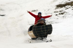 9-04-2008 SHOWBIZZ; MUZIEK, FEESTEN, LACHEN, GENIETEN EN VEEL SNEEUW. Het was weer een groots feest voor de grootste familie van Nederland de Trosfamilie. Het Tros muziekfeest brengt je vanuit Westendorf een spetterend feest met het programma Blij dat ik glij en het  Muziekfeest in de sneeuw. De Tros gasten werden getrakteerd op oa. Frans Bauer- Thomas Berge - Wolter Kroes - Jan Smit - Charlene - Rene Froger - Corry Konings - Jeroen v.d.Boom en vele anderen. Wil je 2.5 uur  genieten van een gezellig avondje Tros met Nederlandse muziek kijk dan vrijdag 11 April naar Nederland 1.
foto: Albert den Iseger.
