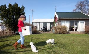 13-04-2009 SHOWBIZZ; BONNY STCLAIR EN ANNE JAN GELUKKIG IN AALSMEER. Een nieuw begin in een leuk huis op een top lokatie aan het water in Aalsmeer. Hier en daar vraagt het nwe huis een nieuw kleurtje maar de lokatie is top, direct aan het water dus moet er gauw maar een sloepje komen aldus Bonny. Anne Jan gaat als hij tijd heeft lekker vissen en ik ga lekker schilderen en het huis stylen. Het huis is onverwacht groot en bied veel meer ruimte als haar flatje in Zwaag. Grote keuken, slaapkamer en een grote huiskamer met een riant uitzicht op het water, wat wil een mens nog meer. Het gaat goed met mijn gezondheid en een borrel daar taal ik niet naar. Een paar keer in de maand doe ik weer wat optredens en Anne Jan heeft ook hier zijn draai weer gevonden, voor hem geen files meer maar nu binnen 10 minuten thuis. Al met al hebben wij het hier nu echt naar onze zin.
foto: Albert den Iseger.