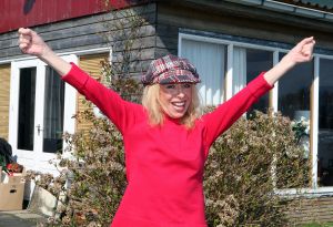 13-04-2009 SHOWBIZZ; BONNY STCLAIR EN ANNE JAN GELUKKIG IN AALSMEER. Een nieuw begin in een leuk huis op een top lokatie aan het water in Aalsmeer. Hier en daar vraagt het nwe huis een nieuw kleurtje maar de lokatie is top, direct aan het water dus moet er gauw maar een sloepje komen aldus Bonny. Anne Jan gaat als hij tijd heeft lekker vissen en ik ga lekker schilderen en het huis stylen. Het huis is onverwacht groot en bied veel meer ruimte als haar flatje in Zwaag. Grote keuken, slaapkamer en een grote huiskamer met een riant uitzicht op het water, wat wil een mens nog meer. Het gaat goed met mijn gezondheid en een borrel daar taal ik niet naar. Een paar keer in de maand doe ik weer wat optredens en Anne Jan heeft ook hier zijn draai weer gevonden, voor hem geen files meer maar nu binnen 10 minuten thuis. Al met al hebben wij het hier nu echt naar onze zin.
foto: Albert den Iseger.