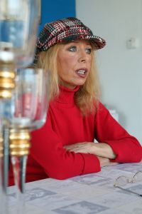 13-04-2009 SHOWBIZZ; BONNY STCLAIR EN ANNE JAN GELUKKIG IN AALSMEER. Een nieuw begin in een leuk huis op een top lokatie aan het water in Aalsmeer. Hier en daar vraagt het nwe huis een nieuw kleurtje maar de lokatie is top, direct aan het water dus moet er gauw maar een sloepje komen aldus Bonny. Anne Jan gaat als hij tijd heeft lekker vissen en ik ga lekker schilderen en het huis stylen. Het huis is onverwacht groot en bied veel meer ruimte als haar flatje in Zwaag. Grote keuken, slaapkamer en een grote huiskamer met een riant uitzicht op het water, wat wil een mens nog meer. Het gaat goed met mijn gezondheid en een borrel daar taal ik niet naar. Een paar keer in de maand doe ik weer wat optredens en Anne Jan heeft ook hier zijn draai weer gevonden, voor hem geen files meer maar nu binnen 10 minuten thuis. Al met al hebben wij het hier nu echt naar onze zin.
foto: Albert den Iseger.