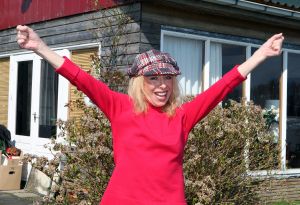 13-04-2009 SHOWBIZZ; BONNY STCLAIR EN ANNE JAN GELUKKIG IN AALSMEER. Een nieuw begin in een leuk huis op een top lokatie aan het water in Aalsmeer. Hier en daar vraagt het nwe huis een nieuw kleurtje maar de lokatie is top, direct aan het water dus moet er gauw maar een sloepje komen aldus Bonny. Anne Jan gaat als hij tijd heeft lekker vissen en ik ga lekker schilderen en het huis stylen. Het huis is onverwacht groot en bied veel meer ruimte als haar flatje in Zwaag. Grote keuken, slaapkamer en een grote huiskamer met een riant uitzicht op het water, wat wil een mens nog meer. Het gaat goed met mijn gezondheid en een borrel daar taal ik niet naar. Een paar keer in de maand doe ik weer wat optredens en Anne Jan heeft ook hier zijn draai weer gevonden, voor hem geen files meer maar nu binnen 10 minuten thuis. Al met al hebben wij het hier nu echt naar onze zin.
foto: Albert den Iseger.13-04-2009 SHOWBIZZ; BONNY STCLAIR EN ANNE JAN GELUKKIG IN AALSMEER. Een nieuw begin in een leuk huis op een top lokatie aan het water in Aalsmeer. Hier en daar vraagt het nwe huis een nieuw kleurtje maar de lokatie is top, direct aan het water dus moet er gauw maar een sloepje komen aldus Bonny. Anne Jan gaat als hij tijd heeft lekker vissen en ik ga lekker schilderen en het huis stylen. Het huis is onverwacht groot en bied veel meer ruimte als haar flatje in Zwaag. Grote keuken, slaapkamer en een grote huiskamer met een riant uitzicht op het water, wat wil een mens nog meer. Het gaat goed met mijn gezondheid en een borrel daar taal ik niet naar. Een paar keer in de maand doe ik weer wat optredens en Anne Jan heeft ook hier zijn draai weer gevonden, voor hem geen files meer maar nu binnen 10 minuten thuis. Al met al hebben wij het hier nu echt naar onze zin.
foto: Albert den Iseger.