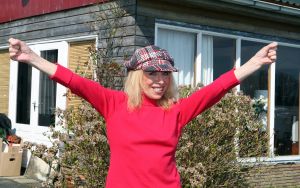 13-04-2009 SHOWBIZZ; BONNY STCLAIR EN ANNE JAN GELUKKIG IN AALSMEER. Een nieuw begin in een leuk huis op een top lokatie aan het water in Aalsmeer. Hier en daar vraagt het nwe huis een nieuw kleurtje maar de lokatie is top, direct aan het water dus moet er gauw maar een sloepje komen aldus Bonny. Anne Jan gaat als hij tijd heeft lekker vissen en ik ga lekker schilderen en het huis stylen. Het huis is onverwacht groot en bied veel meer ruimte als haar flatje in Zwaag. Grote keuken, slaapkamer en een grote huiskamer met een riant uitzicht op het water, wat wil een mens nog meer. Het gaat goed met mijn gezondheid en een borrel daar taal ik niet naar. Een paar keer in de maand doe ik weer wat optredens en Anne Jan heeft ook hier zijn draai weer gevonden, voor hem geen files meer maar nu binnen 10 minuten thuis. Al met al hebben wij het hier nu echt naar onze zin.
foto: Albert den Iseger.