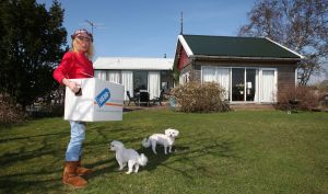 13-04-2009 SHOWBIZZ; BONNY STCLAIR EN ANNE JAN GELUKKIG IN AALSMEER. Een nieuw begin in een leuk huis op een top lokatie aan het water in Aalsmeer. Hier en daar vraagt het nwe huis een nieuw kleurtje maar de lokatie is top, direct aan het water dus moet er gauw maar een sloepje komen aldus Bonny. Anne Jan gaat als hij tijd heeft lekker vissen en ik ga lekker schilderen en het huis stylen. Het huis is onverwacht groot en bied veel meer ruimte als haar flatje in Zwaag. Grote keuken, slaapkamer en een grote huiskamer met een riant uitzicht op het water, wat wil een mens nog meer. Het gaat goed met mijn gezondheid en een borrel daar taal ik niet naar. Een paar keer in de maand doe ik weer wat optredens en Anne Jan heeft ook hier zijn draai weer gevonden, voor hem geen files meer maar nu binnen 10 minuten thuis. Al met al hebben wij het hier nu echt naar onze zin.
foto: Albert den Iseger.