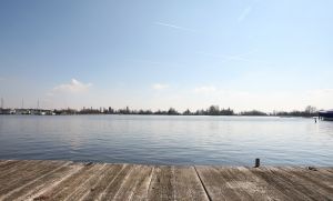 13-04-2009 SHOWBIZZ; BONNY STCLAIR EN ANNE JAN GELUKKIG IN AALSMEER. Een nieuw begin in een leuk huis op een top lokatie aan het water in Aalsmeer. Hier en daar vraagt het nwe huis een nieuw kleurtje maar de lokatie is top, direct aan het water dus moet er gauw maar een sloepje komen aldus Bonny. Anne Jan gaat als hij tijd heeft lekker vissen en ik ga lekker schilderen en het huis stylen. Het huis is onverwacht groot en bied veel meer ruimte als haar flatje in Zwaag. Grote keuken, slaapkamer en een grote huiskamer met een riant uitzicht op het water, wat wil een mens nog meer. Het gaat goed met mijn gezondheid en een borrel daar taal ik niet naar. Een paar keer in de maand doe ik weer wat optredens en Anne Jan heeft ook hier zijn draai weer gevonden, voor hem geen files meer maar nu binnen 10 minuten thuis. Al met al hebben wij het hier nu echt naar onze zin.
foto: Albert den Iseger.