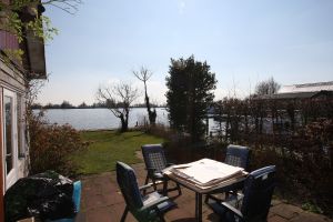 13-04-2009 SHOWBIZZ; BONNY STCLAIR EN ANNE JAN GELUKKIG IN AALSMEER. Een nieuw begin in een leuk huis op een top lokatie aan het water in Aalsmeer. Hier en daar vraagt het nwe huis een nieuw kleurtje maar de lokatie is top, direct aan het water dus moet er gauw maar een sloepje komen aldus Bonny. Anne Jan gaat als hij tijd heeft lekker vissen en ik ga lekker schilderen en het huis stylen. Het huis is onverwacht groot en bied veel meer ruimte als haar flatje in Zwaag. Grote keuken, slaapkamer en een grote huiskamer met een riant uitzicht op het water, wat wil een mens nog meer. Het gaat goed met mijn gezondheid en een borrel daar taal ik niet naar. Een paar keer in de maand doe ik weer wat optredens en Anne Jan heeft ook hier zijn draai weer gevonden, voor hem geen files meer maar nu binnen 10 minuten thuis. Al met al hebben wij het hier nu echt naar onze zin.
foto: Albert den Iseger.