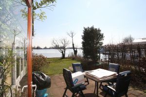 13-04-2009 SHOWBIZZ; BONNY STCLAIR EN ANNE JAN GELUKKIG IN AALSMEER. Een nieuw begin in een leuk huis op een top lokatie aan het water in Aalsmeer. Hier en daar vraagt het nwe huis een nieuw kleurtje maar de lokatie is top, direct aan het water dus moet er gauw maar een sloepje komen aldus Bonny. Anne Jan gaat als hij tijd heeft lekker vissen en ik ga lekker schilderen en het huis stylen. Het huis is onverwacht groot en bied veel meer ruimte als haar flatje in Zwaag. Grote keuken, slaapkamer en een grote huiskamer met een riant uitzicht op het water, wat wil een mens nog meer. Het gaat goed met mijn gezondheid en een borrel daar taal ik niet naar. Een paar keer in de maand doe ik weer wat optredens en Anne Jan heeft ook hier zijn draai weer gevonden, voor hem geen files meer maar nu binnen 10 minuten thuis. Al met al hebben wij het hier nu echt naar onze zin.
foto: Albert den Iseger.