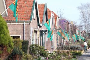 08-04-2009 NIEUWS: BEATRIX HEEFT GEEN TIJD VOOR HONDERD JARIG BESTAAN VAN JULIANADORP. De vlaggen wapperen, het dorp is in feest stemming maar Beatrix belde af voor het aankomende feest. Geen tijd en een over volle agenda. Geen tijd om even naar het jarige Julianadorp af te reizen. Ook Juliana dorp in Suriname,Nieuw Guinea en Curacao  moeten het feestje zonder onze koningin vieren.
foto: Albert den Iseger.