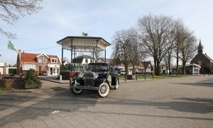 08-04-2009 NIEUWS: BEATRIX HEEFT GEEN TIJD VOOR HONDERD JARIG BESTAAN VAN JULIANADORP. De vlaggen wapperen, het dorp is in feest stemming maar Beatrix belde af voor het aankomende feest. Geen tijd en een over volle agenda. Geen tijd om even naar het jarige Julianadorp af te reizen. Ook Juliana dorp in Suriname,Nieuw Guinea en Curacao  moeten het feestje zonder onze koningin vieren.
foto: Albert den Iseger.