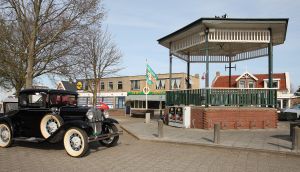 08-04-2009 NIEUWS: BEATRIX HEEFT GEEN TIJD VOOR HONDERD JARIG BESTAAN VAN JULIANADORP. De vlaggen wapperen, het dorp is in feest stemming maar Beatrix belde af voor het aankomende feest. Geen tijd en een over volle agenda. Geen tijd om even naar het jarige Julianadorp af te reizen. Ook Juliana dorp in Suriname,Nieuw Guinea en Curacao  moeten het feestje zonder onze koningin vieren.
foto: Albert den Iseger.