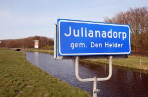 08-04-2009 NIEUWS: BEATRIX HEEFT GEEN TIJD VOOR HONDERD JARIG BESTAAN VAN JULIANADORP. De vlaggen wapperen, het dorp is in feest stemming maar Beatrix belde af voor het aankomende feest. Geen tijd en een over volle agenda. Geen tijd om even naar het jarige Julianadorp af te reizen. Ook Juliana dorp in Suriname,Nieuw Guinea en Curacao  moeten het feestje zonder onze koningin vieren.
foto: Albert den Iseger.