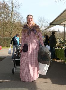 08-04-2009 NIEUWS: BEATRIX HEEFT GEEN TIJD VOOR HONDERD JARIG BESTAAN VAN JULIANADORP. De vlaggen wapperen, het dorp is in feest stemming maar Beatrix belde af voor het aankomende feest. Geen tijd en een over volle agenda. Geen tijd om even naar het jarige Julianadorp af te reizen. Ook Juliana dorp in Suriname,Nieuw Guinea en Curacao  moeten het feestje zonder onze koningin vieren.
foto: Albert den Iseger.