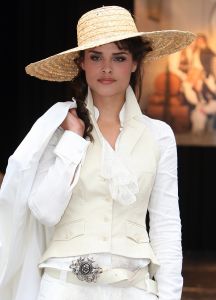18-04-2009 SHOWBIZZ; FASHIONSHOW VAN ERNY VAN REIJMERSDAL IN HET ARCHEON. In de wereld van de geschiedenis bracht Erny van Reijmersdal THE JOURNEY IS THE DESTINATION  fashionshow. Een collectie met de romantiek van de Amerikaanse prairie en de mystiek van Noord Afrika. Het decor van de film Hidalgo. Een typische Erny collectie die stoer en verrassend is, puur vrouwelijk en van prachtige materialen is gemaakt. The Erny van Reijmersdal Summer collection 2009 mag meer dan gezien worden.
foto: Albert den Iseger.