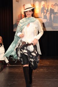 18-04-2009 SHOWBIZZ; FASHIONSHOW VAN ERNY VAN REIJMERSDAL IN HET ARCHEON. In de wereld van de geschiedenis bracht Erny van Reijmersdal THE JOURNEY IS THE DESTINATION  fashionshow. Een collectie met de romantiek van de Amerikaanse prairie en de mystiek van Noord Afrika. Het decor van de film Hidalgo. Een typische Erny collectie die stoer en verrassend is, puur vrouwelijk en van prachtige materialen is gemaakt. The Erny van Reijmersdal Summer collection 2009 mag meer dan gezien worden.
foto: Albert den Iseger.