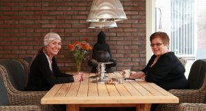26-04-2009 SHOWBIZZ; RIA BRIEFFIES VERTELD OVER DE MOOISTE AVOND SINDS HAAR ZIEKTE. Het weerzien met de meiden van de Dots was voor mij de mooiste avond sinds mijn ziekte. De avond was voor het Koningin Wilhelmina fonds en Ria deed haar verhaal aan de tafel bij Ivo Niehe. Het hele verhaal deze week in uw weekblad Prive.
foto: Albert den Iseger.