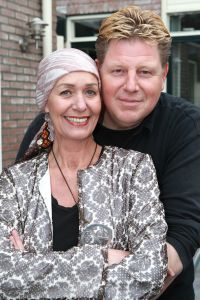 26-04-2009 SHOWBIZZ; RIA BRIEFFIES VERTELD OVER DE MOOISTE AVOND SINDS HAAR ZIEKTE. Het weerzien met de meiden van de Dots was voor mij de mooiste avond sinds mijn ziekte. De avond was voor het Koningin Wilhelmina fonds en Ria deed haar verhaal aan de tafel bij Ivo Niehe. Het hele verhaal deze week in uw weekblad Prive.
foto: Albert den Iseger.