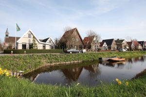 08-04-2009 NIEUWS: BEATRIX HEEFT GEEN TIJD VOOR HONDERD JARIG BESTAAN VAN JULIANADORP. De vlaggen wapperen, het dorp is in feest stemming maar Beatrix belde af voor het aankomende feest. Geen tijd en een over volle agenda. Geen tijd om even naar het jarige Julianadorp af te reizen. Ook Juliana dorp in Suriname,Nieuw Guinea en Curacao  moeten het feestje zonder onze koningin vieren.
foto: Albert den Iseger.