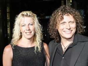 10-04-2009 SHOWBIZZ; SYB VAN DER PLOEG VERLAAT ZIEKE VRIENDIN JENNIFER. De vriendin van Syb die lijdt aan lymfeklierkanker is verlaten en zit alleen met haar vijf kinderen. Jennifer zegt kapot te zijn dat Syb haar heeft verlaten. Syb die meerdere malen is gezien in het gezelschap van een blondine zwijgt in alle talen. Syb en Jennifer zijn vijf jaar samen geweest.
foto: Albert den Iseger.