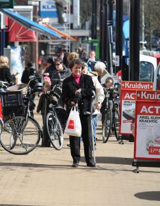 09-04-2009 SHOWBIZZ; TEDDY SCHOLTEN WON SONGFESTIVAL IN HET JAAR 1959 DUS PRECIES 50 JAAR GELEDEN. Teddy Scholten woont tegenwoordig in Rijswijk en lijd een teruggetrokken leven. Ze winkelt wat, rijd een auto en woont in een flat met prachtig uitzicht. Ze is inmiddels 82 jaar oud maar een krasse tante die er elke dag op uit trekt.  In 1959 won zij het Eurovisie Songfestival in Cannes met het lied Een Beetje. Laten de Toppers dat straks maar eens nadoen in Moskou. Barbara Plugge kijkt terug in het leven van Teddy Scholten en maakte een pracht verhaal deze week in weekblad Prive.
foto: Albert den Iseger.