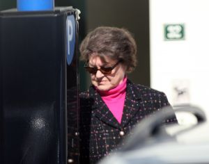 09-04-2009 SHOWBIZZ; TEDDY SCHOLTEN WON SONGFESTIVAL IN HET JAAR 1959 DUS PRECIES 50 JAAR GELEDEN. Teddy Scholten woont tegenwoordig in Rijswijk en lijd een teruggetrokken leven. Ze winkelt wat, rijd een auto en woont in een flat met prachtig uitzicht. Ze is inmiddels 82 jaar oud maar een krasse tante die er elke dag op uit trekt.  In 1959 won zij het Eurovisie Songfestival in Cannes met het lied Een Beetje. Laten de Toppers dat straks maar eens nadoen in Moskou. Barbara Plugge kijkt terug in het leven van Teddy Scholten en maakte een pracht verhaal deze week in weekblad Prive.
foto: Albert den Iseger.