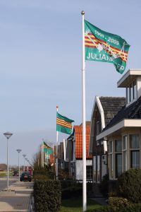 08-04-2009 NIEUWS: BEATRIX HEEFT GEEN TIJD VOOR HONDERD JARIG BESTAAN VAN JULIANADORP. De vlaggen wapperen, het dorp is in feest stemming maar Beatrix belde af voor het aankomende feest. Geen tijd en een over volle agenda. Geen tijd om even naar het jarige Julianadorp af te reizen. Ook Juliana dorp in Suriname,Nieuw Guinea en Curacao  moeten het feestje zonder onze koningin vieren.
foto: Albert den Iseger.