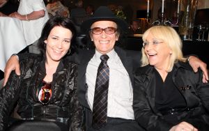 30-04-2010 SHOWBIZZ; JOHNNY HOES WORD 93 JAAR.De grote platenbons werd 93 jaar en vierde dit samen met zijn artiesten,familie en vrienden. Johnny Hoes verkeerd nog steeds in goede gezondheid en met veel humor ontving hij ook zijn vrienden op zijn verjaardags fuif in Weert. Het werd een knalfuif met veel muziek en een stevige borrel.De beide zoons van Johnny Sr. hielden echter de teugels strak in handen en zorgden voor een strak schema van de feestavond. Vele bekenden uit de Showbizz kwamen naar Weert oa. Koos Alberts,Eddy Wally,Vinccent,Annie de Reuver,Ronnie Tober,de Teddy boys en Willy Oosterhuis.
foto: Albert den Iseger