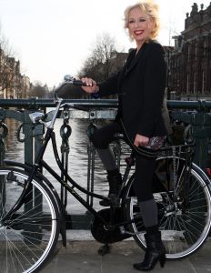 08-04-2010 SHOWBIZZ; BONNY STCLAIR HEEFT HET ROZE PAPIERTJE WEER TERUG. Bonny StClair heeft haar rijbewijs weer terug. Niet dat haar rijbewijs was ingenomen maar zij had het geheel vrijwillig afgestaan ivm met haar toenmalige drankprobleem.Nu dat Bonny alweer meer dan een jaar drankvrij is heeft ze haar rijbewijs weer opgehaald en kan zij weer heerlijk rond rijden.
foto: Albert den Iseger