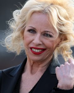 08-04-2010 SHOWBIZZ; BONNY STCLAIR HEEFT HET ROZE PAPIERTJE WEER TERUG. Bonny StClair heeft haar rijbewijs weer terug. Niet dat haar rijbewijs was ingenomen maar zij had het geheel vrijwillig afgestaan ivm met haar toenmalige drankprobleem.Nu dat Bonny alweer meer dan een jaar drankvrij is heeft ze haar rijbewijs weer opgehaald en kan zij weer heerlijk rond rijden.
foto: Albert den Iseger