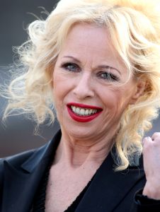 08-04-2010 SHOWBIZZ; BONNY STCLAIR HEEFT HET ROZE PAPIERTJE WEER TERUG. Bonny StClair heeft haar rijbewijs weer terug. Niet dat haar rijbewijs was ingenomen maar zij had het geheel vrijwillig afgestaan ivm met haar toenmalige drankprobleem.Nu dat Bonny alweer meer dan een jaar drankvrij is heeft ze haar rijbewijs weer opgehaald en kan zij weer heerlijk rond rijden.
foto: Albert den Iseger