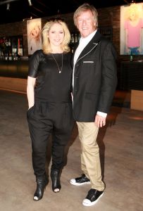 17-04-2010 SHOWBIZZ; ROB PEETOOM LANCEERT NIEUW PEETOOM MAGAZINE. In beachclub Repubiek te Bloemendaal presenteerde Rob Peetoom zijn nieuwe magazine Peetoom. Dit magazine komt echter niet in de winkel te liggen maar is alleen bedoelt voor de Peetoom klanten. Opmerkelijk aan dit magazine is dat Rob Peetoom grotendeels zelf de fotografie verzorgde.
Vanaf nu ligt het Peetoom magazine in een van de vele hairshops van Rob Peetoom.
foto: Albert den Iseger