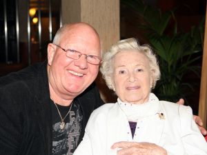 30-04-2010 SHOWBIZZ; JOHNNY HOES WORD 93 JAAR.De grote platenbons werd 93 jaar en vierde dit samen met zijn artiesten,familie en vrienden. Johnny Hoes verkeerd nog steeds in goede gezondheid en met veel humor ontving hij ook zijn vrienden op zijn verjaardags fuif in Weert. Het werd een knalfuif met veel muziek en een stevige borrel.De beide zoons van Johnny Sr. hielden echter de teugels strak in handen en zorgden voor een strak schema van de feestavond. Vele bekenden uit de Showbizz kwamen naar Weert oa. Koos Alberts,Eddy Wally,Vinccent,Annie de Reuver,Ronnie Tober,de Teddy boys en Willy Oosterhuis.
foto: Albert den Iseger