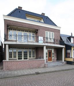 08-04-2010 SHOWBIZZ; HUIS VAN MOEDER VAN KIM LIAN VAN DER MEIJ STAAT TE KOOP. Het huis van de moeder van Kim Lian van der Meij staat al geruime tijd te koop en zal binnenkort openbaar worden verkocht. Het huis staat te koop voor  795.000.00 en was aanvankelijk meer dan een miljoen waard. De moeder van Kim Lian verblijft al geruime tijd in Zuid Amerika met een vriend. De belasting heeft onder tussen een fikse rekening klaar liggen voor haar moeder als deze niet binnenkort word betaald zal het mooie huis openbaar worden verkocht. Kim Lian ligt thuis in Zweden te puffen want zij zal een dezer dagen gaan bevallen van haar tweede kindje.
foto: Albert den Iseger
