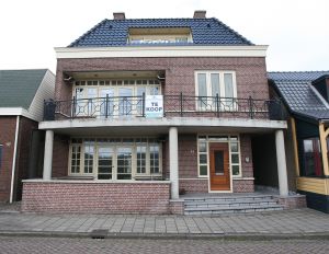 08-04-2010 SHOWBIZZ; HUIS VAN MOEDER VAN KIM LIAN VAN DER MEIJ STAAT TE KOOP. Het huis van de moeder van Kim Lian van der Meij staat al geruime tijd te koop en zal binnenkort openbaar worden verkocht. Het huis staat te koop voor  795.000.00 en was aanvankelijk meer dan een miljoen waard. De moeder van Kim Lian verblijft al geruime tijd in Zuid Amerika met een vriend. De belasting heeft onder tussen een fikse rekening klaar liggen voor haar moeder als deze niet binnenkort word betaald zal het mooie huis openbaar worden verkocht. Kim Lian ligt thuis in Zweden te puffen want zij zal een dezer dagen gaan bevallen van haar tweede kindje.
foto: Albert den Iseger

