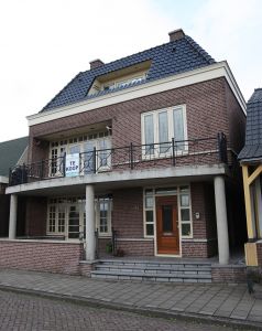 08-04-2010 SHOWBIZZ; HUIS VAN MOEDER VAN KIM LIAN VAN DER MEIJ STAAT TE KOOP. Het huis van de moeder van Kim Lian van der Meij staat al geruime tijd te koop en zal binnenkort openbaar worden verkocht. Het huis staat te koop voor  795.000.00 en was aanvankelijk meer dan een miljoen waard. De moeder van Kim Lian verblijft al geruime tijd in Zuid Amerika met een vriend. De belasting heeft onder tussen een fikse rekening klaar liggen voor haar moeder als deze niet binnenkort word betaald zal het mooie huis openbaar worden verkocht. Kim Lian ligt thuis in Zweden te puffen want zij zal een dezer dagen gaan bevallen van haar tweede kindje.
foto: Albert den Iseger
