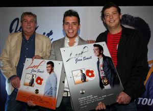 02-04-2010 SHOWBIZZ; JAN SMIT KRIJGT GOUDEN CD EN DIRECT DAARNA PLATINA.Tijdens de introductie van zijn nieuwe album LEEF kreeg Jan Smit niet alleen een gouden cd overhandigd maar direct daarna ook een platina cd. Jan kreeg het even warm en koud tegelijk en moest achter het podium even op verhaal komen.Het werd hem allemaal even teveel.
foto: Albert den Iseger