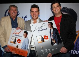 02-04-2010 SHOWBIZZ; JAN SMIT KRIJGT GOUDEN CD EN DIRECT DAARNA PLATINA.Tijdens de introductie van zijn nieuwe album LEEF kreeg Jan Smit niet alleen een gouden cd overhandigd maar direct daarna ook een platina cd. Jan kreeg het even warm en koud tegelijk en moest achter het podium even op verhaal komen.Het werd hem allemaal even teveel.
foto: Albert den Iseger