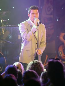 02-04-2010 SHOWBIZZ; JAN SMIT KRIJGT GOUDEN CD EN DIRECT DAARNA PLATINA.Tijdens de introductie van zijn nieuwe album LEEF kreeg Jan Smit niet alleen een gouden cd overhandigd maar direct daarna ook een platina cd. Jan kreeg het even warm en koud tegelijk en moest achter het podium even op verhaal komen.Het werd hem allemaal even teveel.
foto: Albert den Iseger