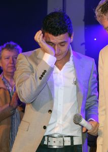 02-04-2010 SHOWBIZZ; JAN SMIT KRIJGT GOUDEN CD EN DIRECT DAARNA PLATINA.Tijdens de introductie van zijn nieuwe album LEEF kreeg Jan Smit niet alleen een gouden cd overhandigd maar direct daarna ook een platina cd. Jan kreeg het even warm en koud tegelijk en moest achter het podium even op verhaal komen.Het werd hem allemaal even teveel.
foto: Albert den Iseger