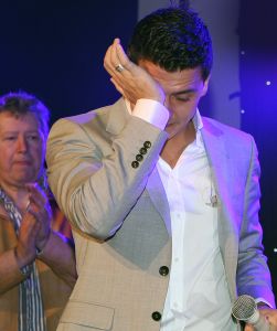 02-04-2010 SHOWBIZZ; JAN SMIT KRIJGT GOUDEN CD EN DIRECT DAARNA PLATINA.Tijdens de introductie van zijn nieuwe album LEEF kreeg Jan Smit niet alleen een gouden cd overhandigd maar direct daarna ook een platina cd. Jan kreeg het even warm en koud tegelijk en moest achter het podium even op verhaal komen.Het werd hem allemaal even teveel.
foto: Albert den Iseger