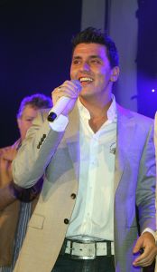 02-04-2010 SHOWBIZZ; JAN SMIT KRIJGT GOUDEN CD EN DIRECT DAARNA PLATINA.Tijdens de introductie van zijn nieuwe album LEEF kreeg Jan Smit niet alleen een gouden cd overhandigd maar direct daarna ook een platina cd. Jan kreeg het even warm en koud tegelijk en moest achter het podium even op verhaal komen.Het werd hem allemaal even teveel.
foto: Albert den Iseger