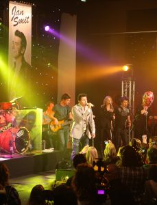 02-04-2010 SHOWBIZZ; JAN SMIT KRIJGT GOUDEN CD EN DIRECT DAARNA PLATINA.Tijdens de introductie van zijn nieuwe album LEEF kreeg Jan Smit niet alleen een gouden cd overhandigd maar direct daarna ook een platina cd. Jan kreeg het even warm en koud tegelijk en moest achter het podium even op verhaal komen.Het werd hem allemaal even teveel.
foto: Albert den Iseger