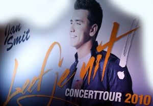 02-04-2010 SHOWBIZZ; JAN SMIT KRIJGT GOUDEN CD EN DIRECT DAARNA PLATINA.Tijdens de introductie van zijn nieuwe album LEEF kreeg Jan Smit niet alleen een gouden cd overhandigd maar direct daarna ook een platina cd. Jan kreeg het even warm en koud tegelijk en moest achter het podium even op verhaal komen.Het werd hem allemaal even teveel.
foto: Albert den Iseger