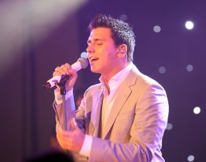 02-04-2010 SHOWBIZZ; JAN SMIT KRIJGT GOUDEN CD EN DIRECT DAARNA PLATINA.Tijdens de introductie van zijn nieuwe album LEEF kreeg Jan Smit niet alleen een gouden cd overhandigd maar direct daarna ook een platina cd. Jan kreeg het even warm en koud tegelijk en moest achter het podium even op verhaal komen.Het werd hem allemaal even teveel.
foto: Albert den Iseger