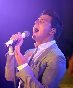 02-04-2010 SHOWBIZZ; JAN SMIT KRIJGT GOUDEN CD EN DIRECT DAARNA PLATINA.Tijdens de introductie van zijn nieuwe album LEEF kreeg Jan Smit niet alleen een gouden cd overhandigd maar direct daarna ook een platina cd. Jan kreeg het even warm en koud tegelijk en moest achter het podium even op verhaal komen.Het werd hem allemaal even teveel.
foto: Albert den Iseger