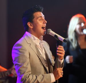 02-04-2010 SHOWBIZZ; JAN SMIT KRIJGT GOUDEN CD EN DIRECT DAARNA PLATINA.Tijdens de introductie van zijn nieuwe album LEEF kreeg Jan Smit niet alleen een gouden cd overhandigd maar direct daarna ook een platina cd. Jan kreeg het even warm en koud tegelijk en moest achter het podium even op verhaal komen.Het werd hem allemaal even teveel.
foto: Albert den Iseger